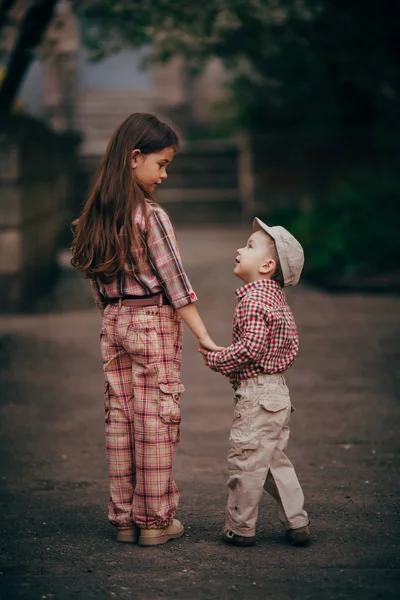 Liten pojke och hans syster gå på promenad — Stockfoto