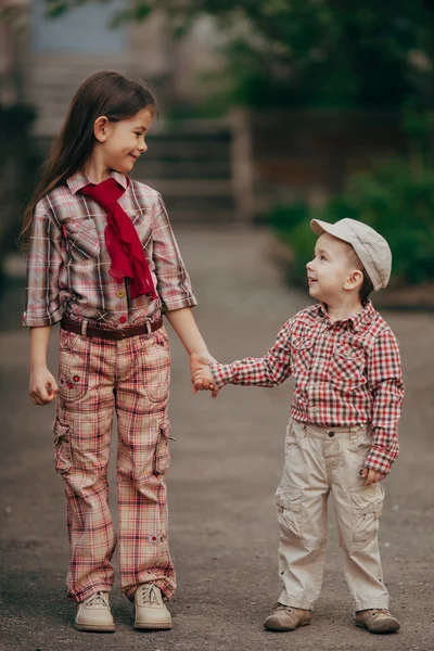 Menino pequeno e sua irmã vão para o passeio — Fotografia de Stock