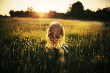 çayır üzerinde sevimli küçük kız