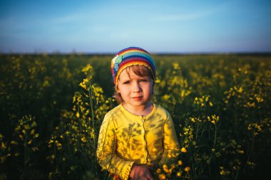 çayır üzerinde sevimli küçük kız