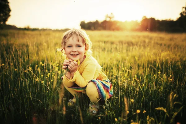 Petite fille mignonne sur la prairie — Photo