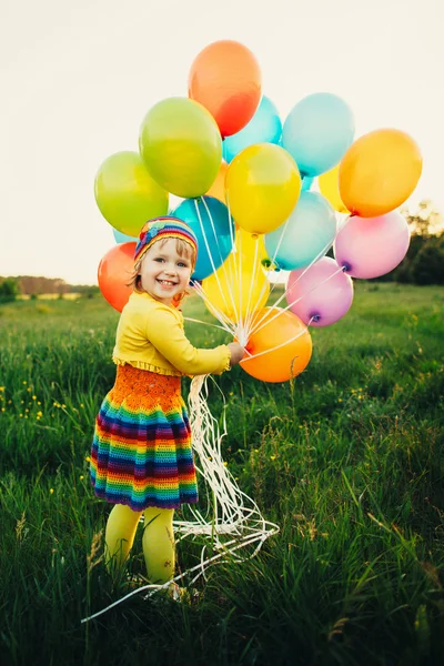 Κοριτσάκι με πολύχρωμα μπαλόνια — Φωτογραφία Αρχείου