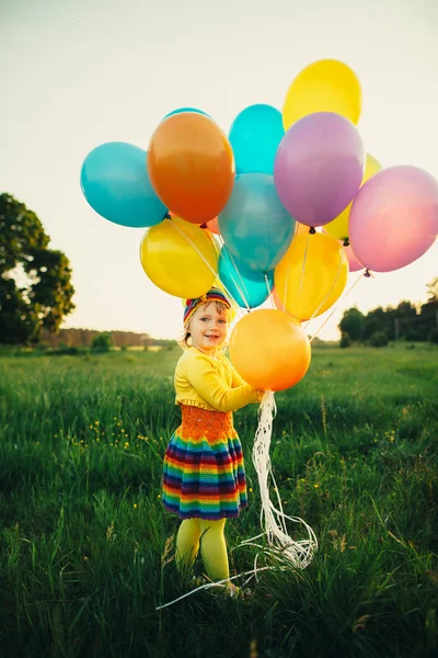 다채로운 풍선과 함께 어린 소녀 — 스톡 사진