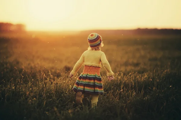 Küçük kız runnig Sunset — Stok fotoğraf