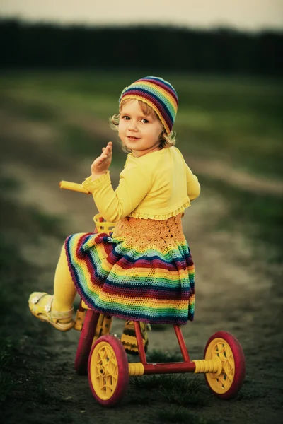 Klein meisje fietsen op de weg — Stockfoto
