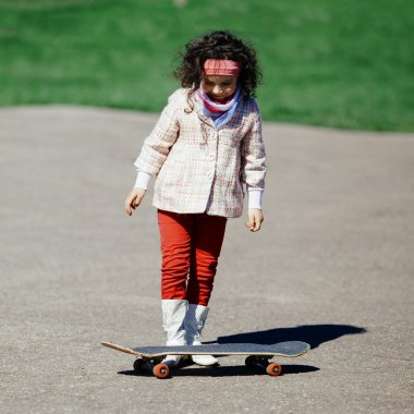 kaykay ile küçük kız