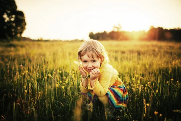 草原のかわいい女の子 — ストック写真