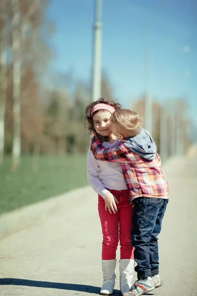 Ragazzino bacio ragazza sulla strada — Foto Stock