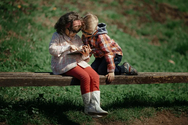 Niña y niño jugando al aire libre — Foto de Stock