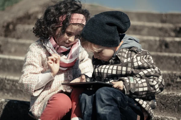 Malou holčičku a chlapce hrát venkovní — Stock fotografie