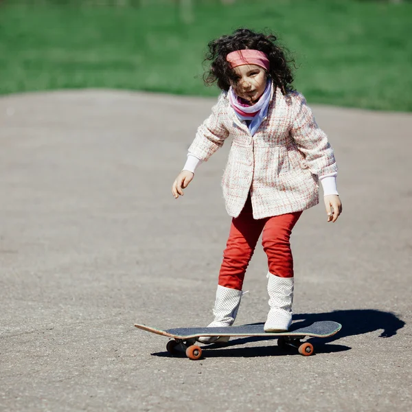 Bambina con skateboard — Foto Stock