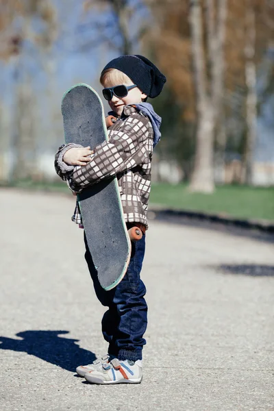 Malý chlapec s skateboard na ulici — Stock fotografie