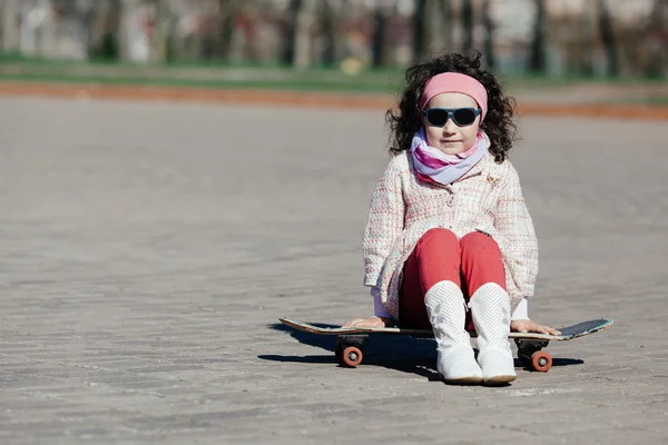 Chłopiec i dziewczynka na łyżwach na ulicy — Zdjęcie stockowe