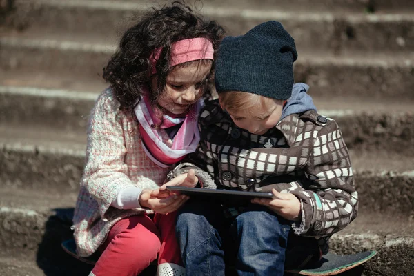 Menino e menina usando tablet — Fotografia de Stock