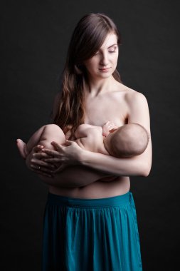 Anne bebeğini emziriyor.