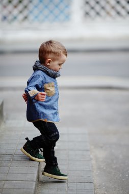 küçük çocuk, yalnız merdiven üzerinde yürüyor