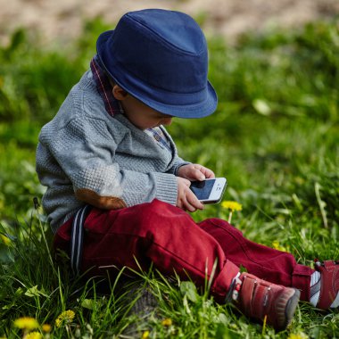 hareket eden telefon ile küçük modern çocuk