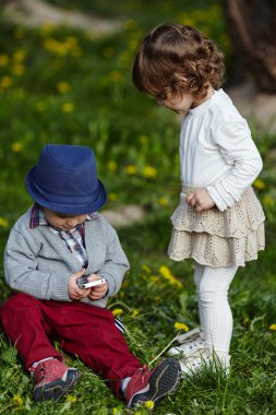 hareket eden telefon ile oynayan kız ve erkek