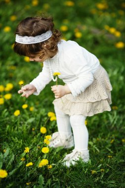 sevimli küçük kız holding çiçekler