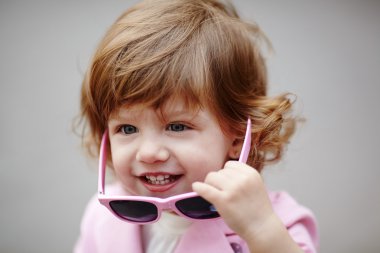 güneş gözlüğü portre ile küçük kız