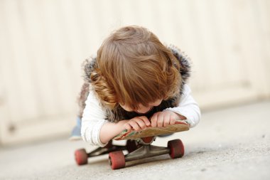 kaykay portre ile küçük hippi kız