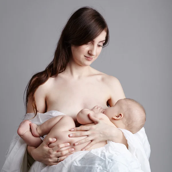 Madre amamantando a su bebé — Foto de Stock