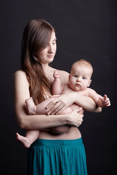 Matka karmi piersią niemowlę — Zdjęcie stockowe