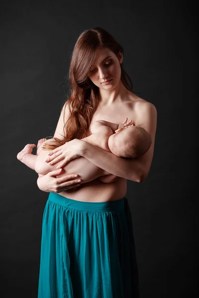 母乳哺喂婴儿 — 图库照片