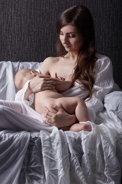 Madre amamantando a su bebé — Foto de Stock