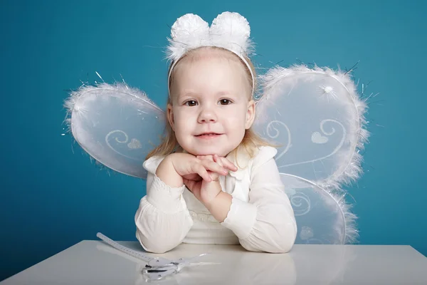 Menina bonito com traje de borboleta — Fotografia de Stock