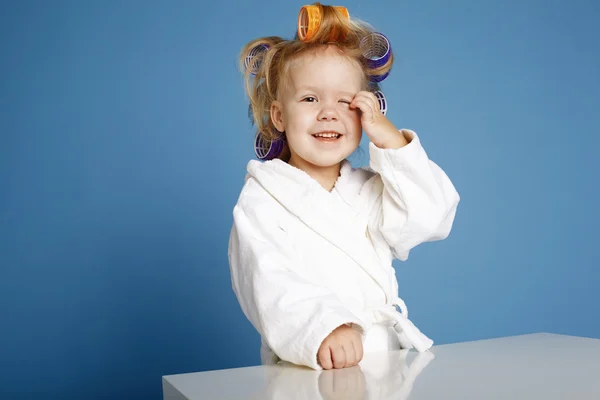 Bambina con ritratto arricciacapelli — Foto Stock