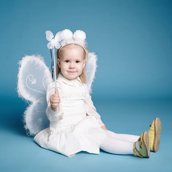 可爱的小女孩与蝴蝶服装 — 图库照片