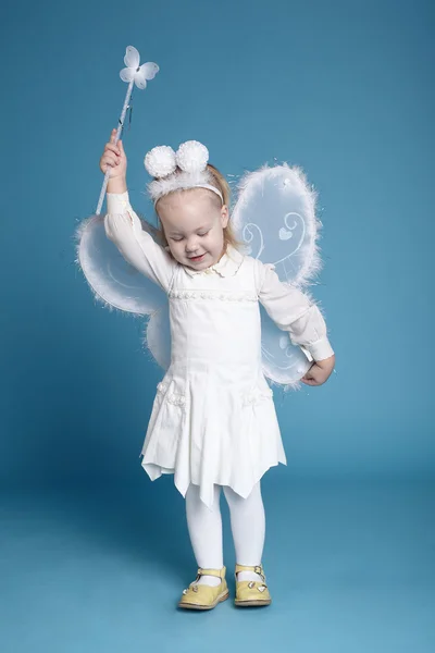 Schattig klein meisje met vlinder kostuum — Stockfoto