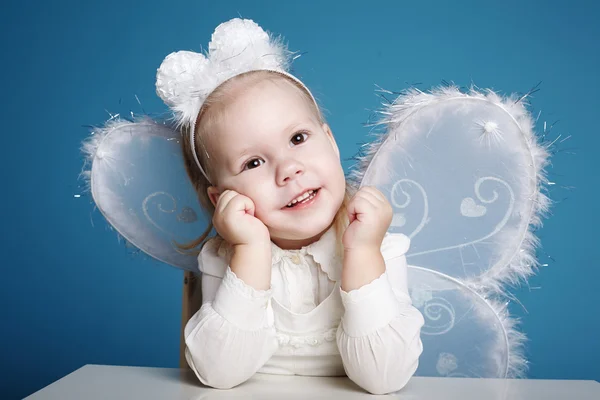 Мила маленька дівчинка з костюмом метелика — стокове фото