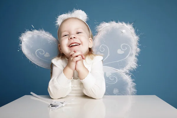 Niedliches kleines Mädchen mit Schmetterlingskostüm — Stockfoto
