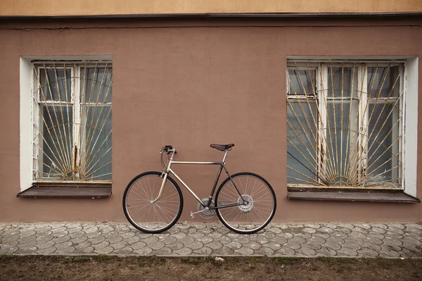 Винтажный велосипед на уличной фотографии — стоковое фото