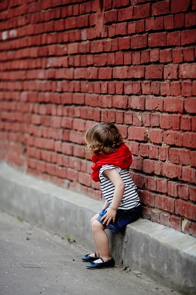 Encaracolado bela menina retrato urbano — Fotografia de Stock