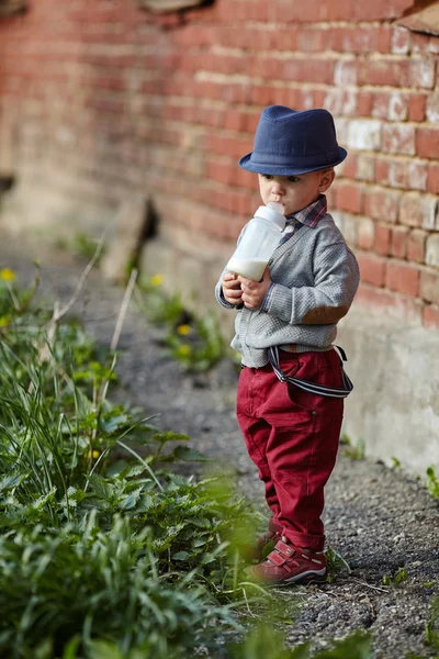 Kleine jongen met fles in mond — Stockfoto