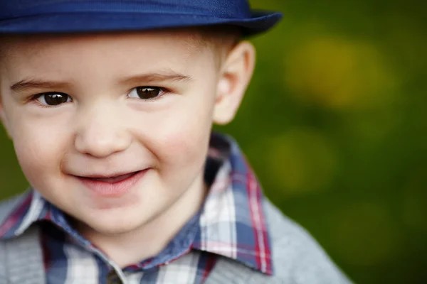 Маленький мальчик с портретом шляпы — стоковое фото