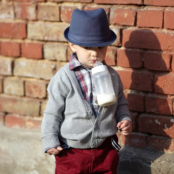 Kleine jongen met fles in mond — Stockfoto