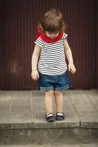 Petite fille sur escalier — Photo