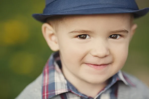 Liten pojke med hatt porträtt — Stockfoto