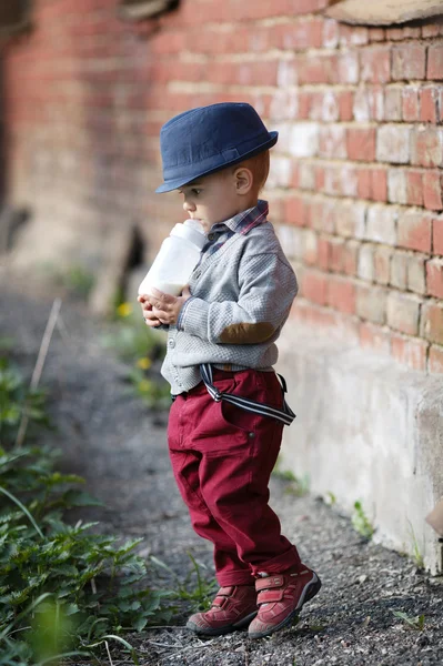 Şişenin ağız içinde olan küçük çocuk — Stok fotoğraf