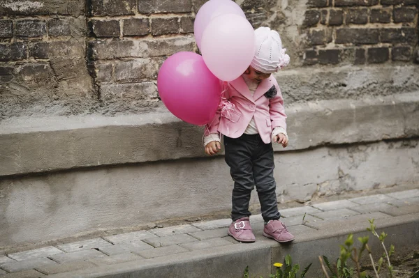 Menina bonito com balões rosa retrato — Fotografia de Stock