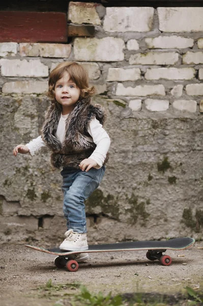 可爱的小时髦女孩与滑板 — 图库照片