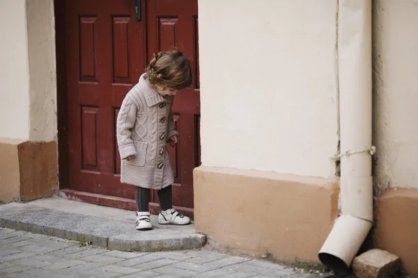 Malá dívka městské portrét — Stock fotografie