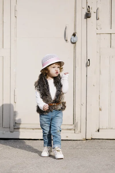 Kleine schöne süße Mädchen städtischen Porträt — Stockfoto