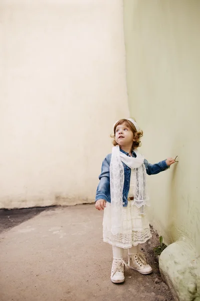 Curly hipster girl urban portrait — Stock Photo, Image