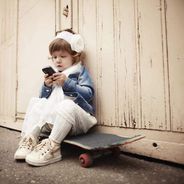 küçük kıvırcık hippi kız kentsel portre