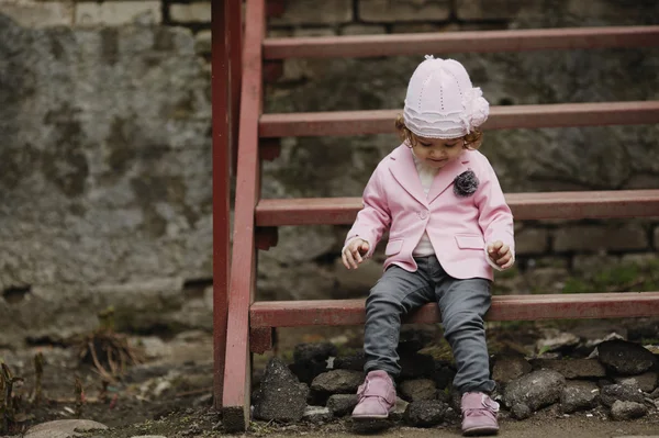 Kleine lockige Hipster Mädchen städtischen Porträt — Stockfoto